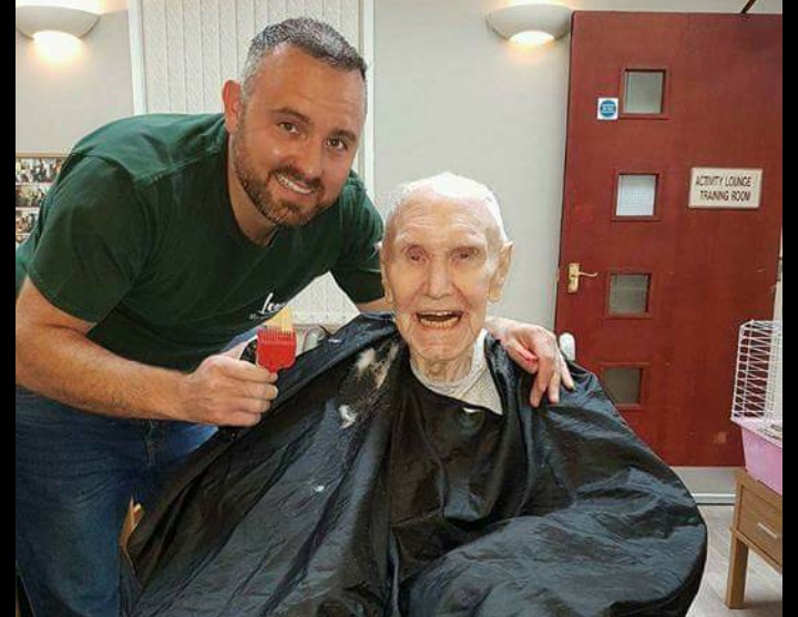 Man Sacrifices Career To Help Soothe Dementia Patients With