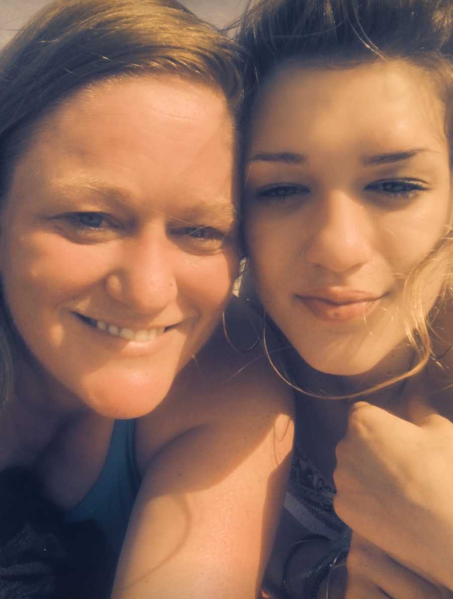 Mother smiles in selfie with daughter who will later overdose on heroin