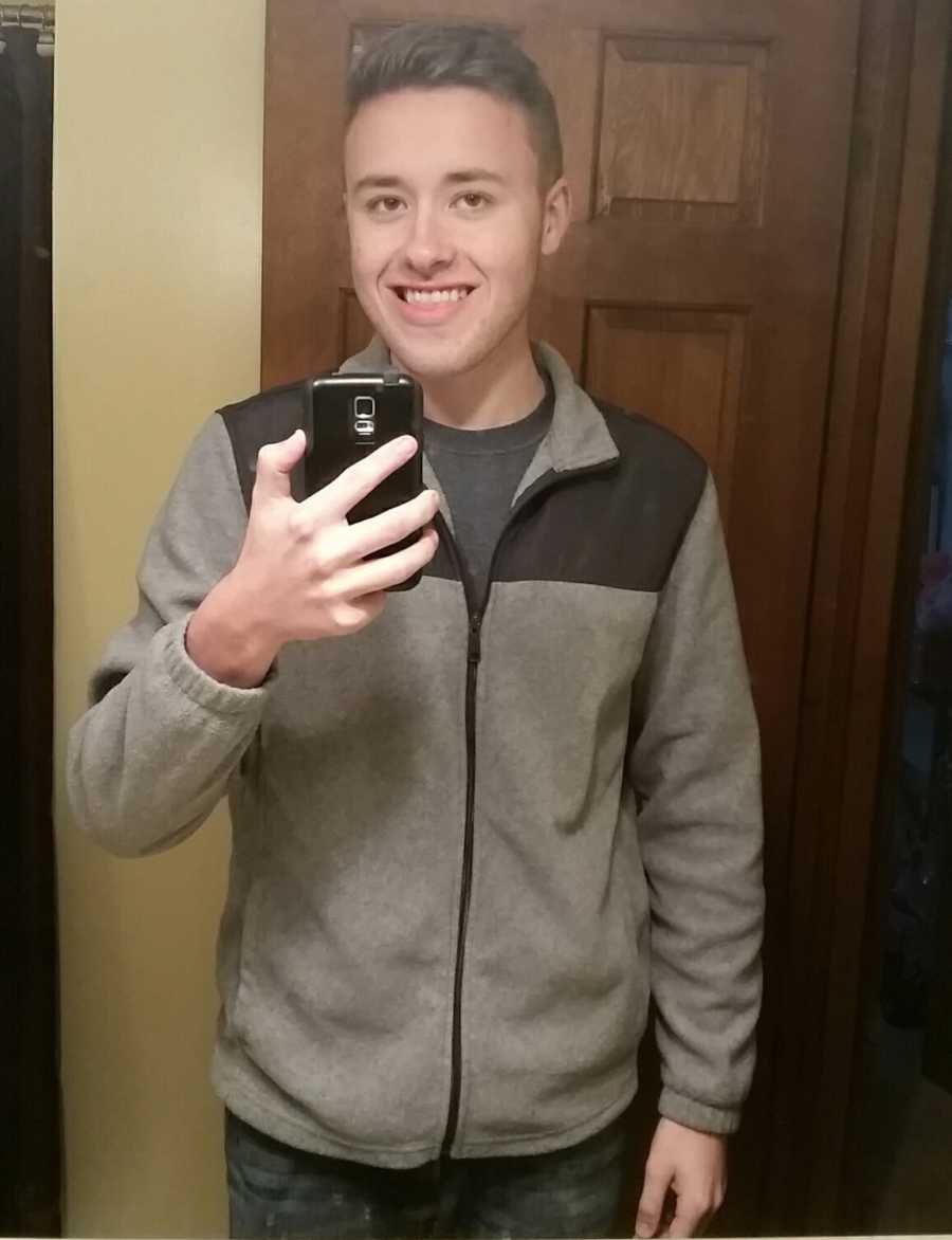 Teen who lost weight and applied to air force smilies in mirror selfie 