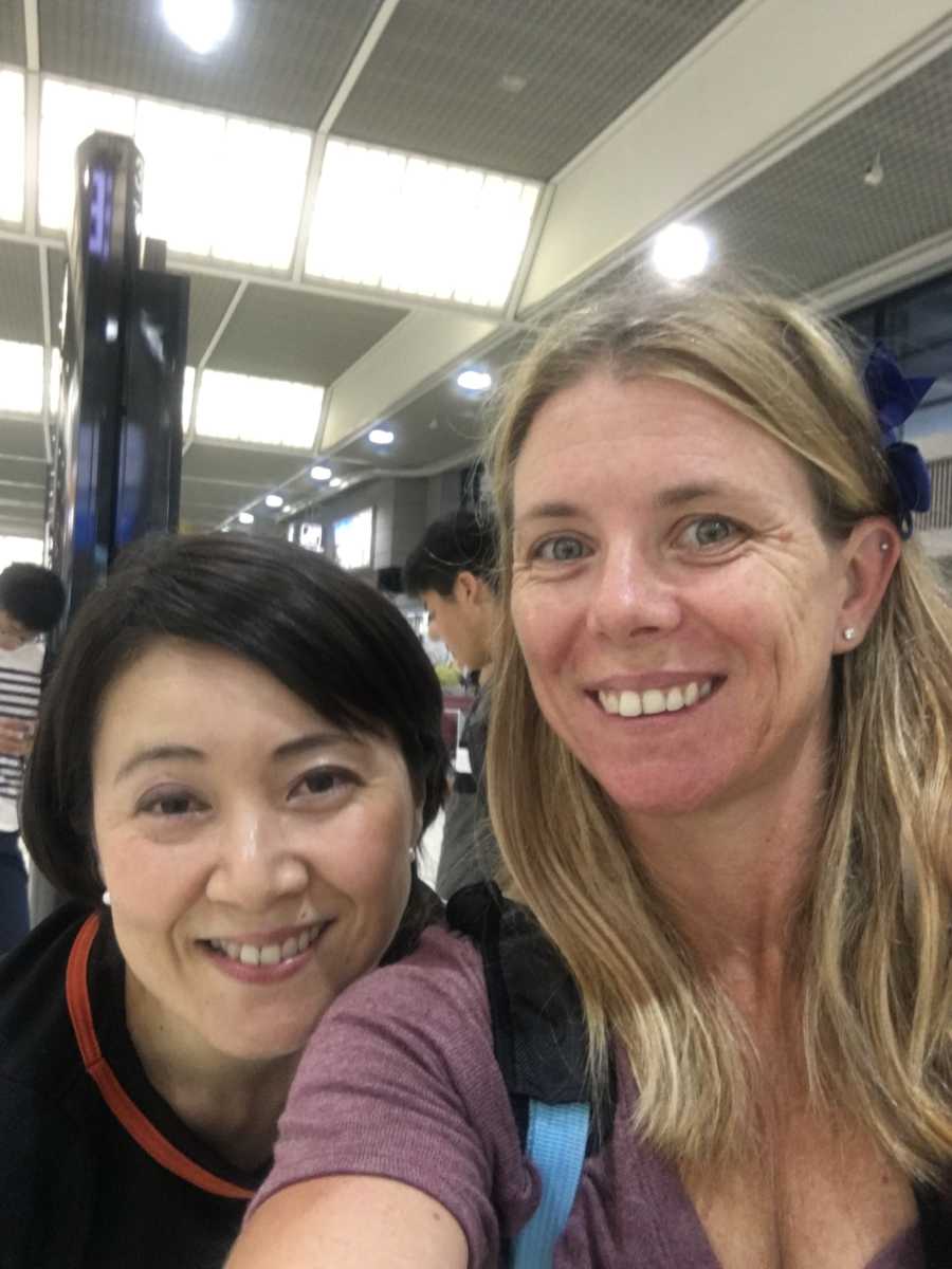 Mother smiles in selfie with stranger who helped her with kids while she was flying alone with them