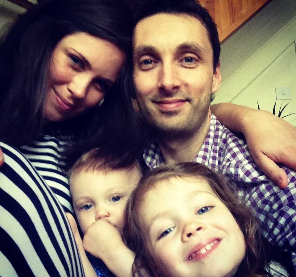 Husband and wife who was diagnosed with cancer takes selfie with young children