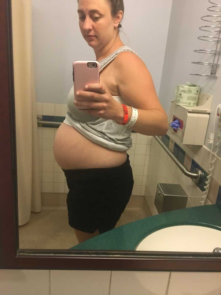 Woman pregnant with quints takes mirror selfie in bathroom