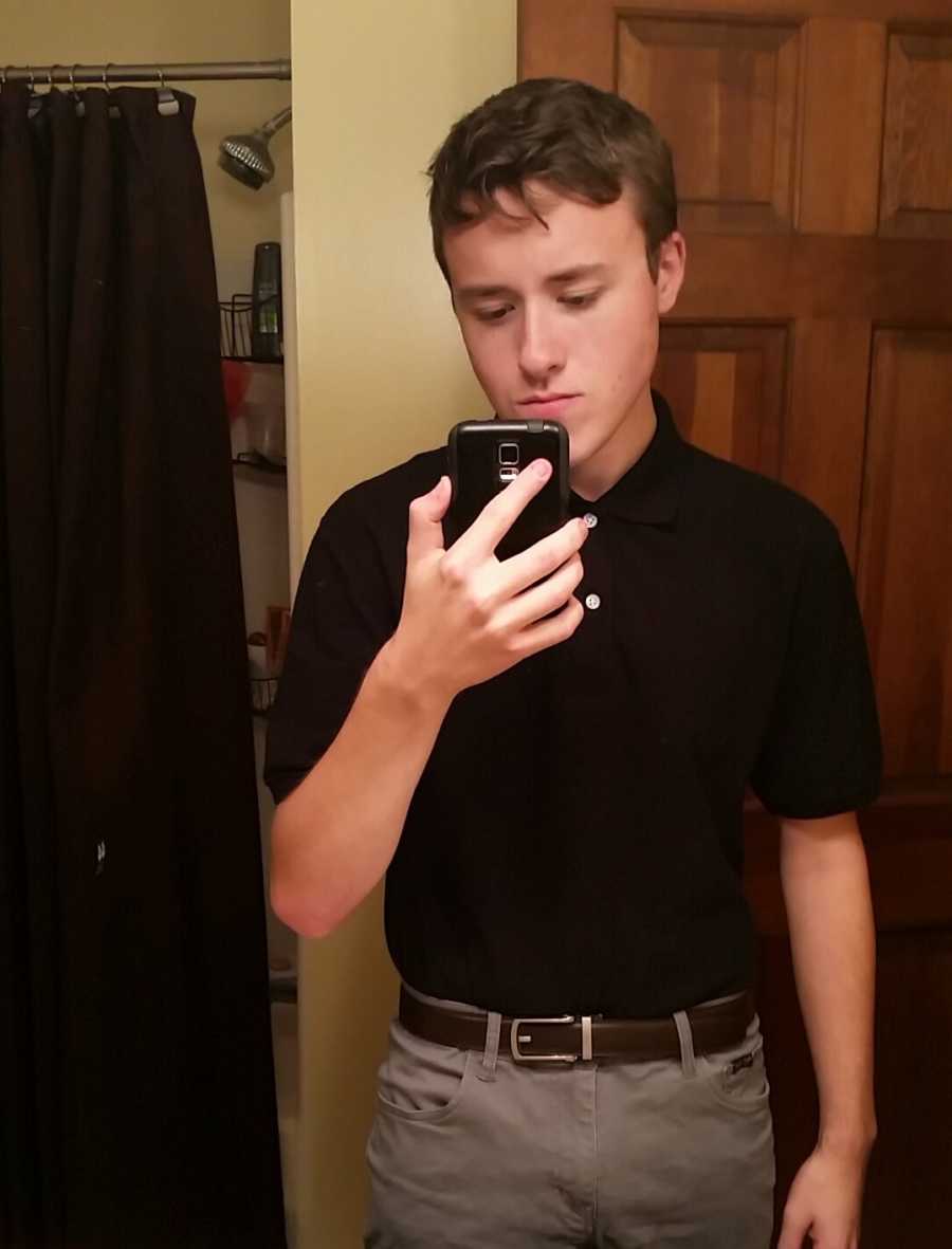 Teen who lost weight takes mirror selfie in bathroom 