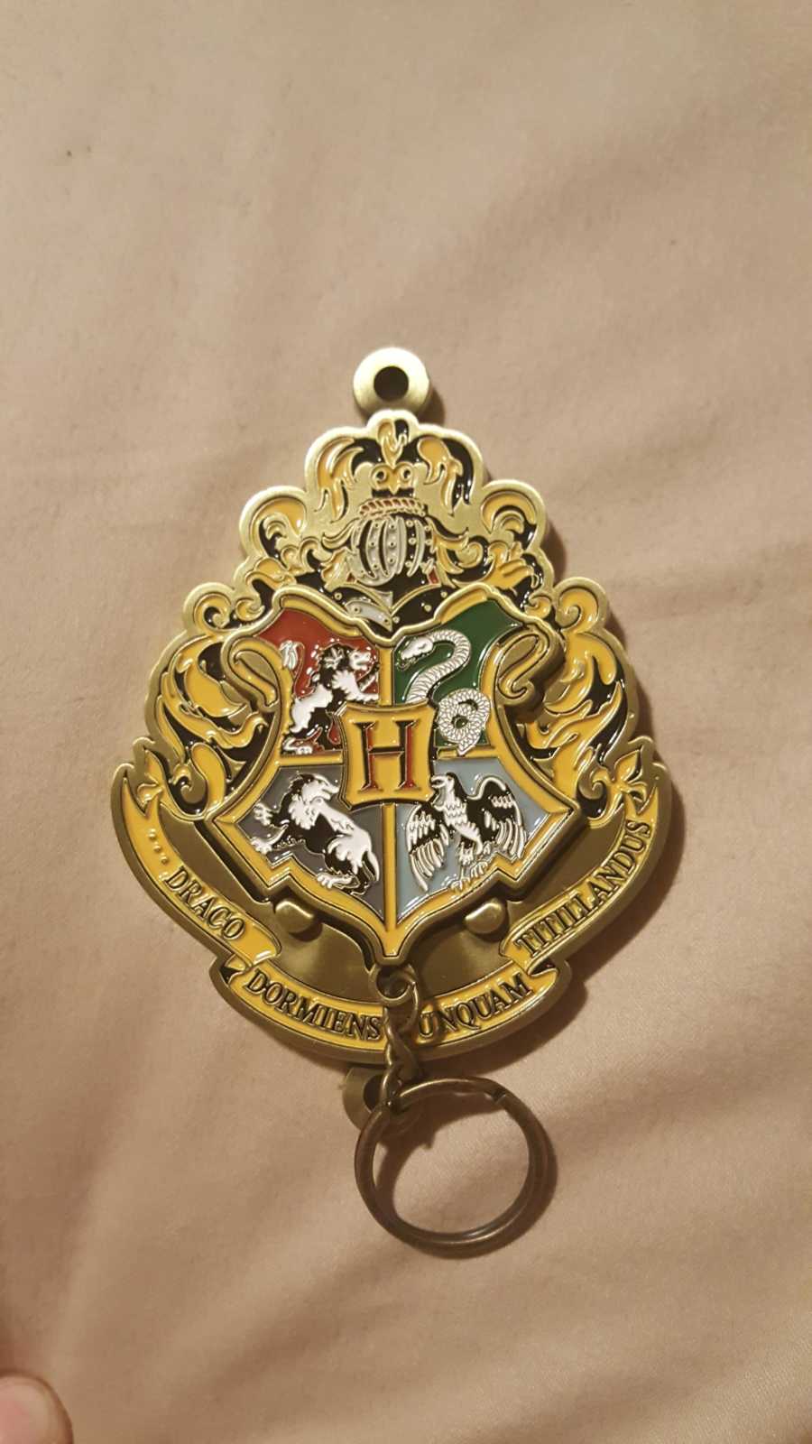 Key chain of Hogwarts crest