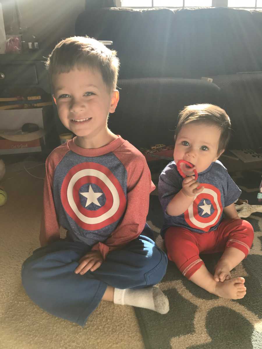 Toddler who would soon pass away from tumor sitting next to older brother in matching t-shirts