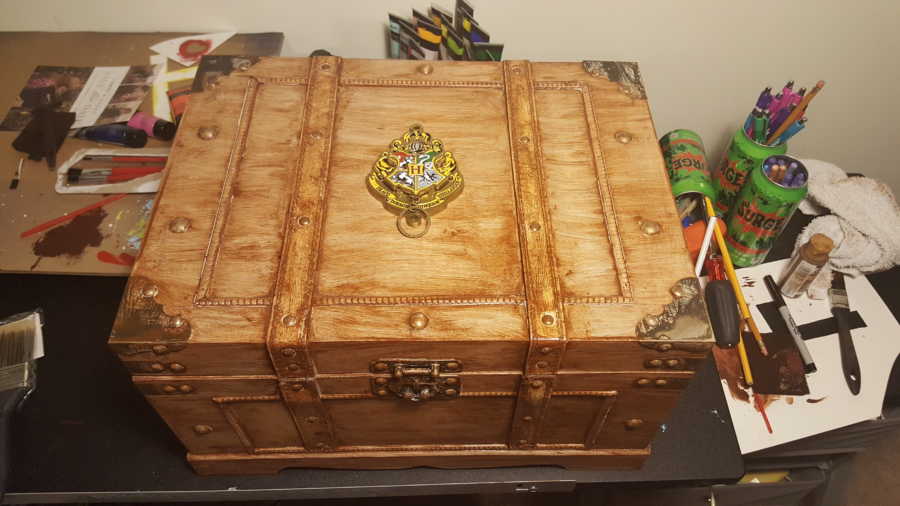 Keychain of Hogwarts crest placed on center of trunk for girlfriend