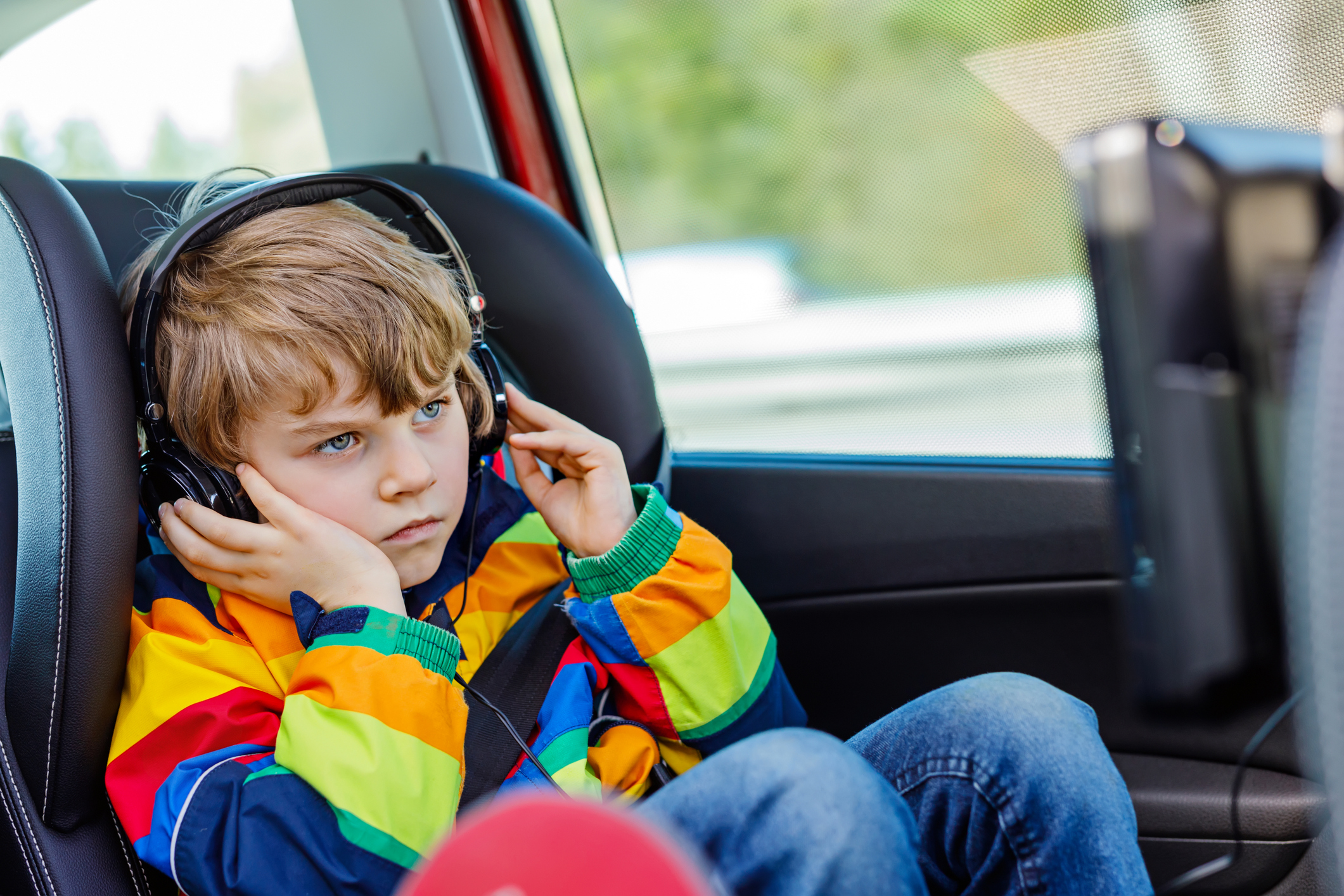 Car reading. Машинкой у мальчика блондин. Ребенок в наушниках в машине. Мальчик смотрит в салон. Мальчик смотрит машины в интернете.