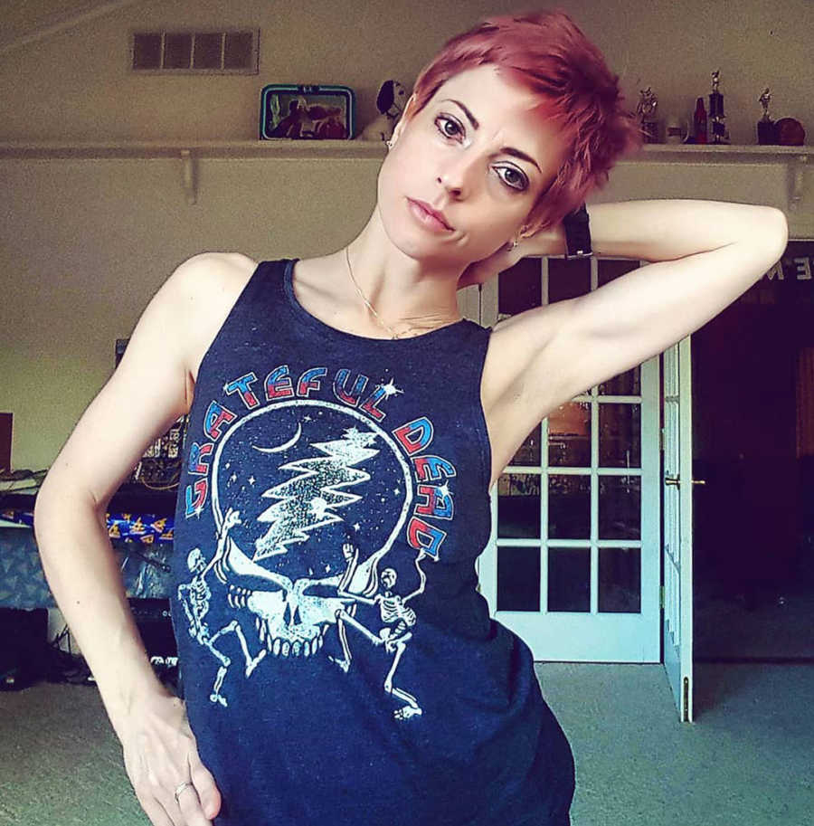 Woman on sobriety journey takes selfie in Grateful Dead tank top with pink pixiecut