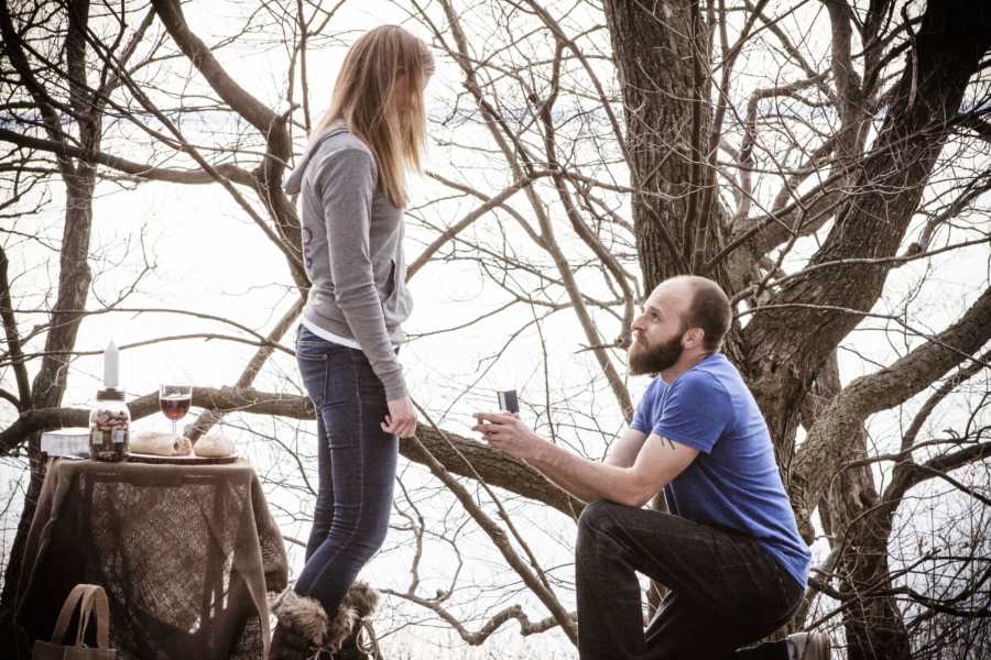 Man proposes to his girlfriend while on romantic outdoor getaway
