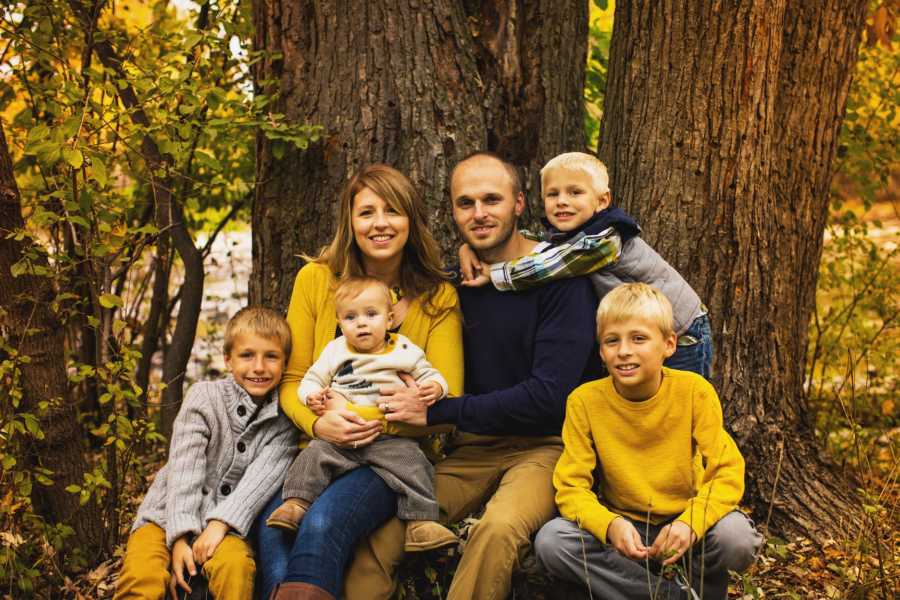 Young parents take blue-and-yellow-themed photoshoot with their four children