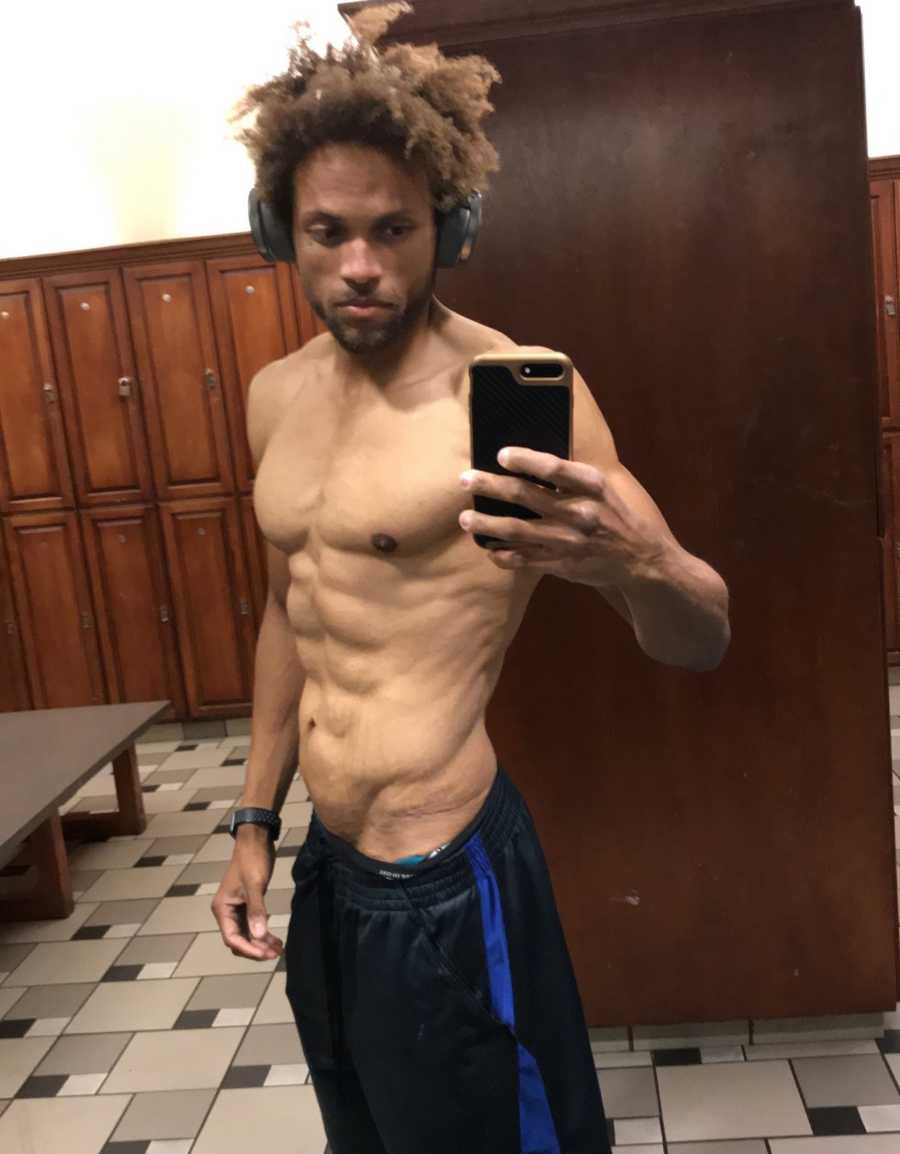 Man takes mirror selfie at the gym