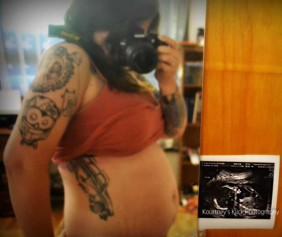 Pregnant woman takes mirror selfie with Nikon camera