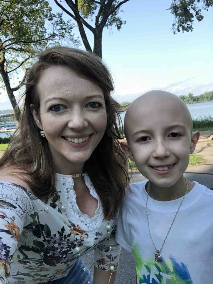 Mom takes a selfie with her daughter who's battling cancer