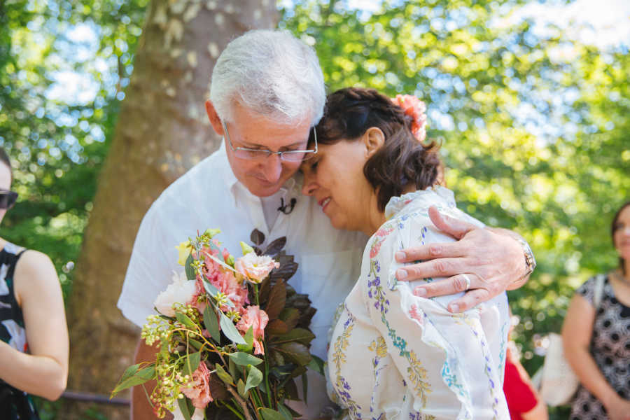 Husband holds wife who lost her memory after car accident in his arms at vow renewal