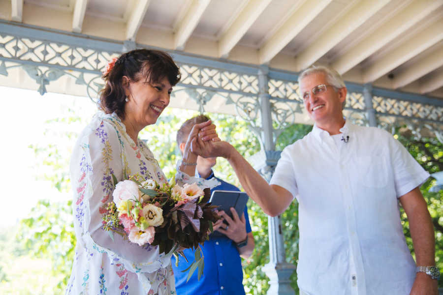 Husband and wife who suffered memory loss holds hands after renewing their vows