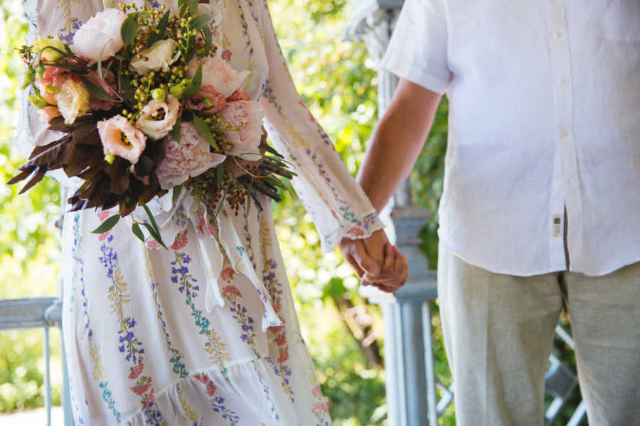 Husband and wife who lost her memory after car accident hold hands at vow renewal