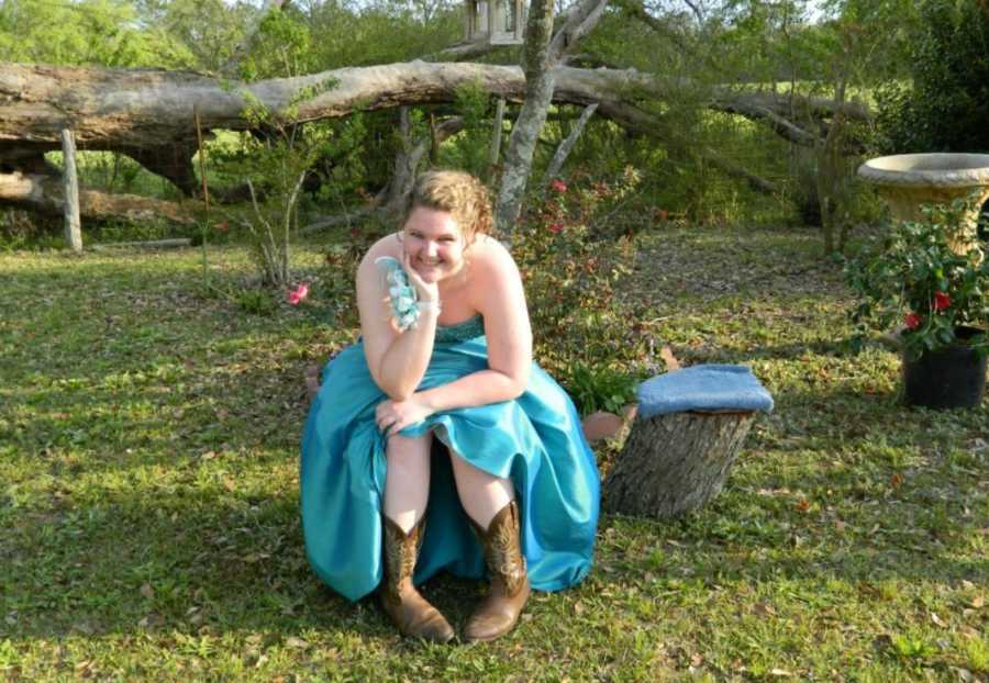 Teen sits in prom dress on tree stomp who has since passed away in car crash