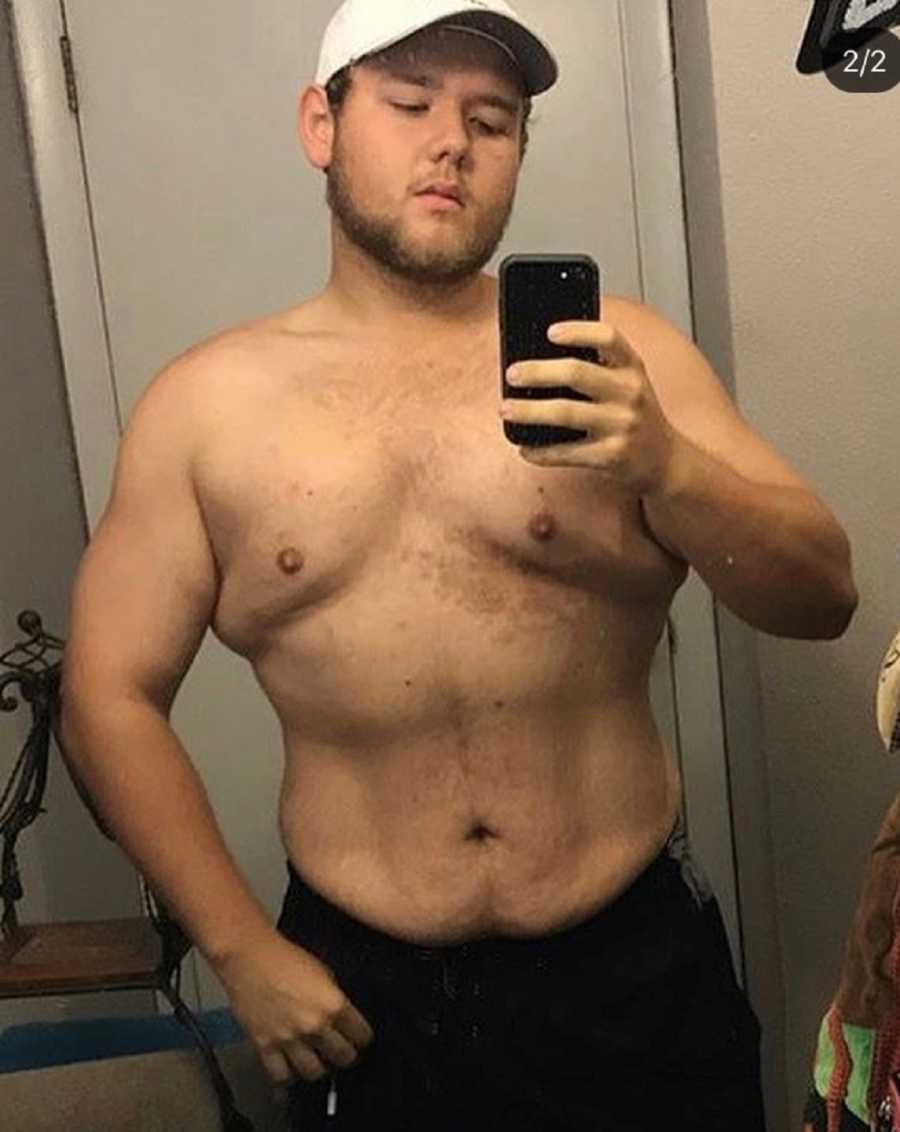 Man who once weighed 320 pounds takes mirror selfie to show body after losing weight