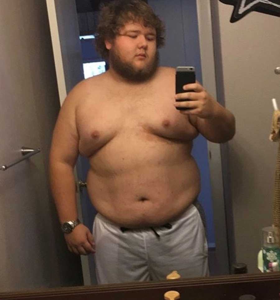 320 pound shirtless man takes mirror selfie when he decided to lose weight