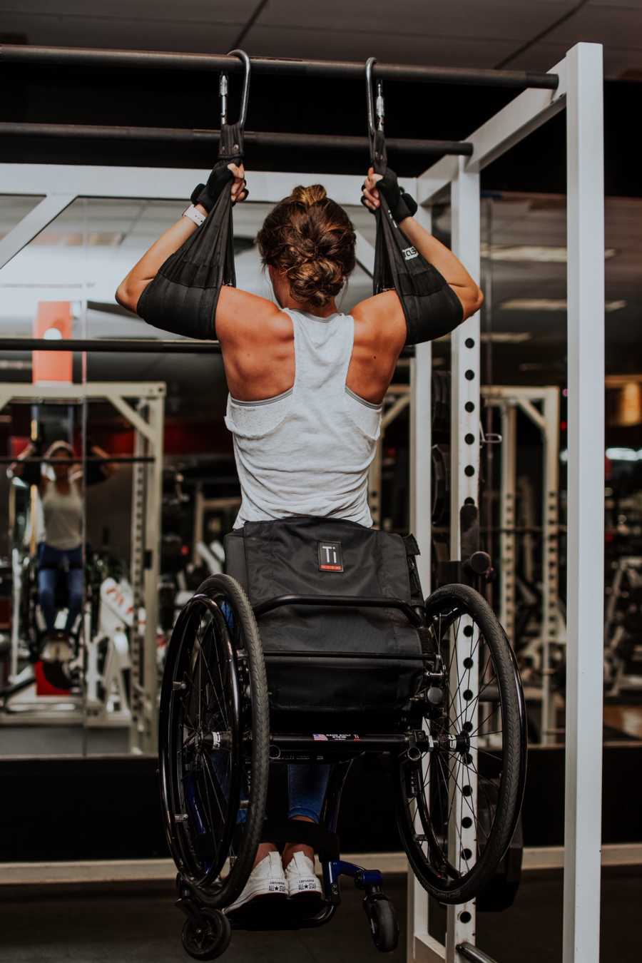 Woman who was paralyzed from waist down does pull-ups while in wheelchair