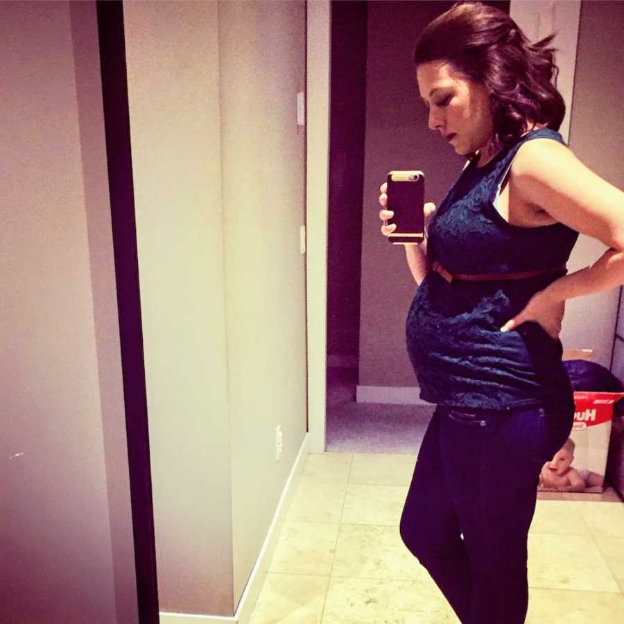 Pregnant woman with Graves’ Disease takes mirror selfie
