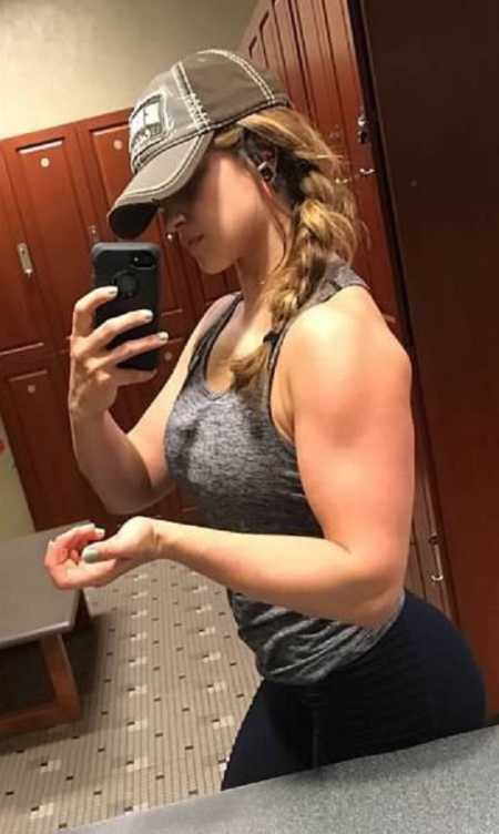 Bodybuilder/powerlifter flexes arm in mirror selfie