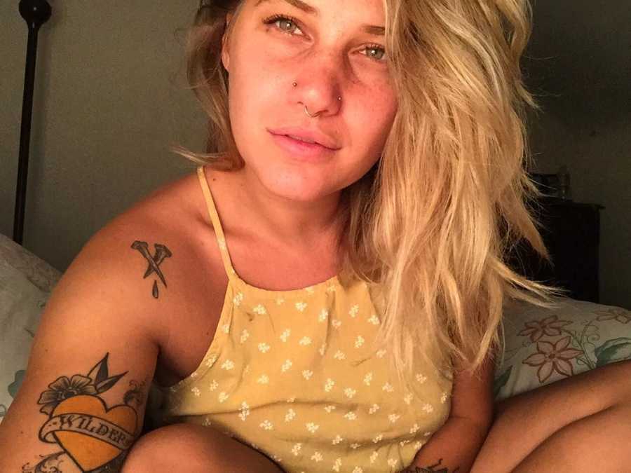 Woman who got pregnant after Tinder date takes selfie while sitting in bed