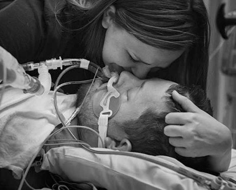 Woman leans over to kiss husband in hospital with tear in aorta