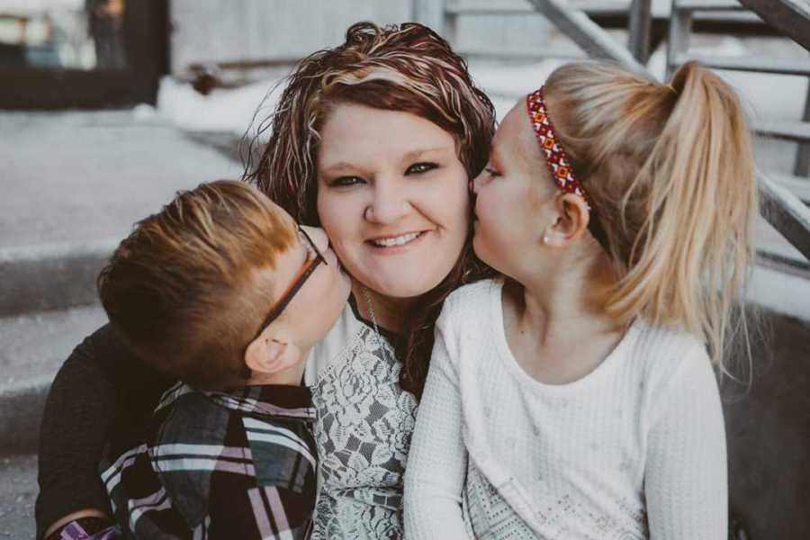 Woman who survived shooting at country music concert in Vegas smile as her two kids kiss her on cheek