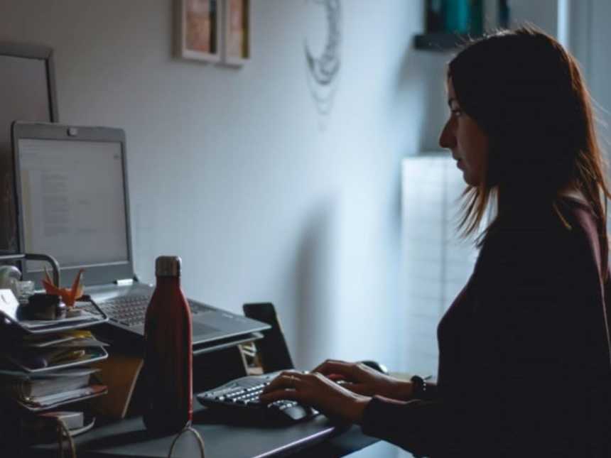 女人在黑暗中用电脑打字