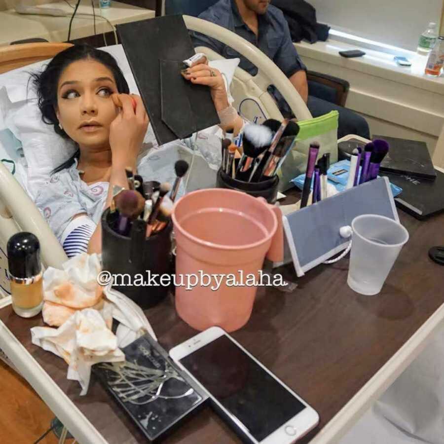 mom in labor applies makeup with beauty blender