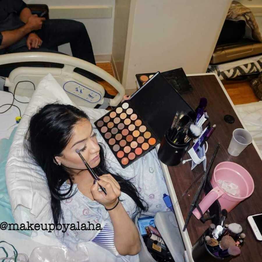 woman in labor does eyeshadow