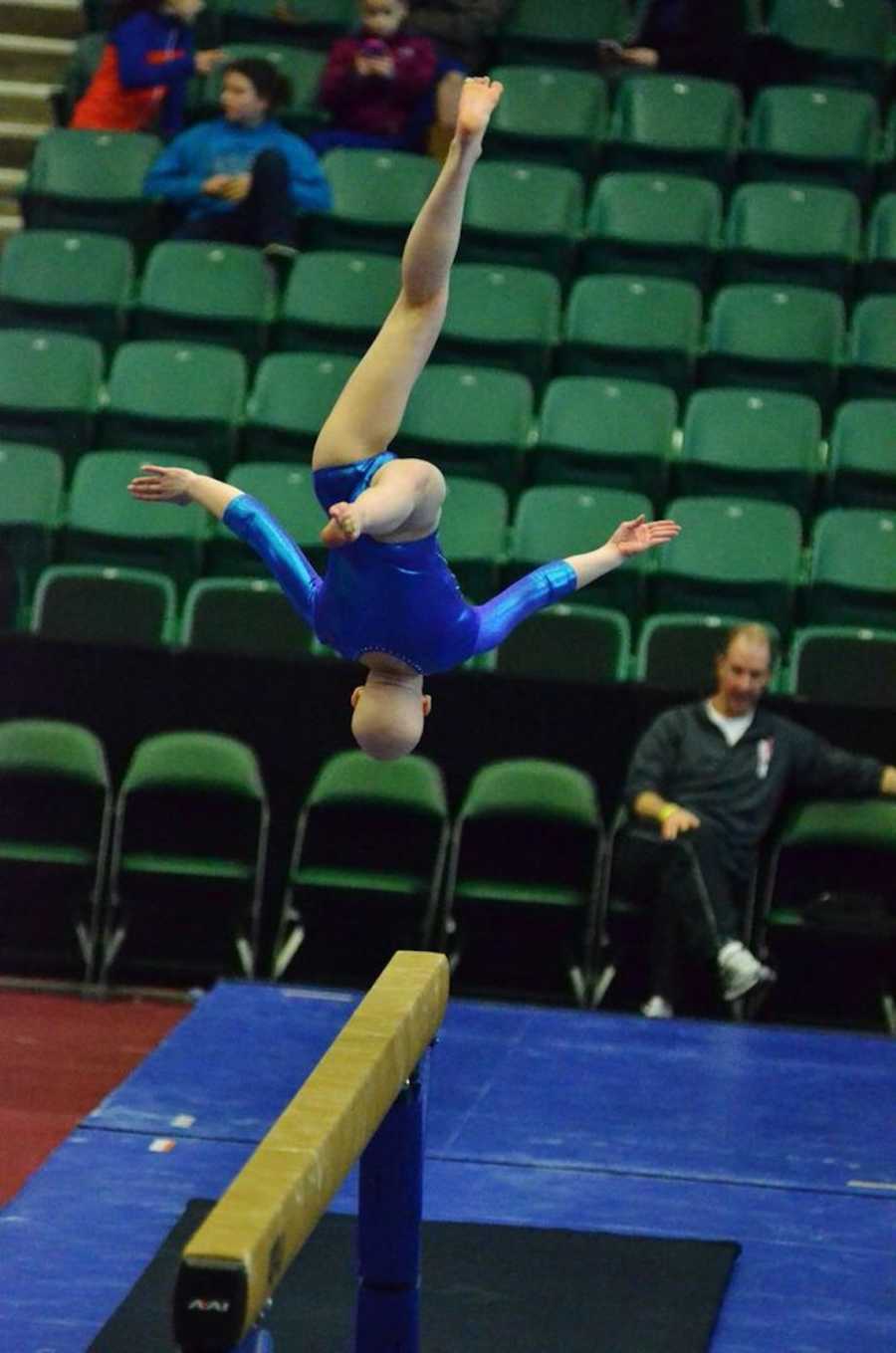 Gymnast with alopecia