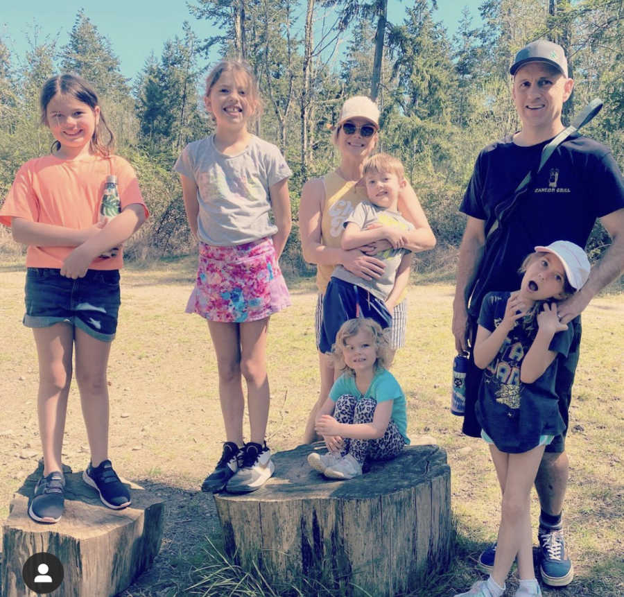 Large family with 6 kids pose outside