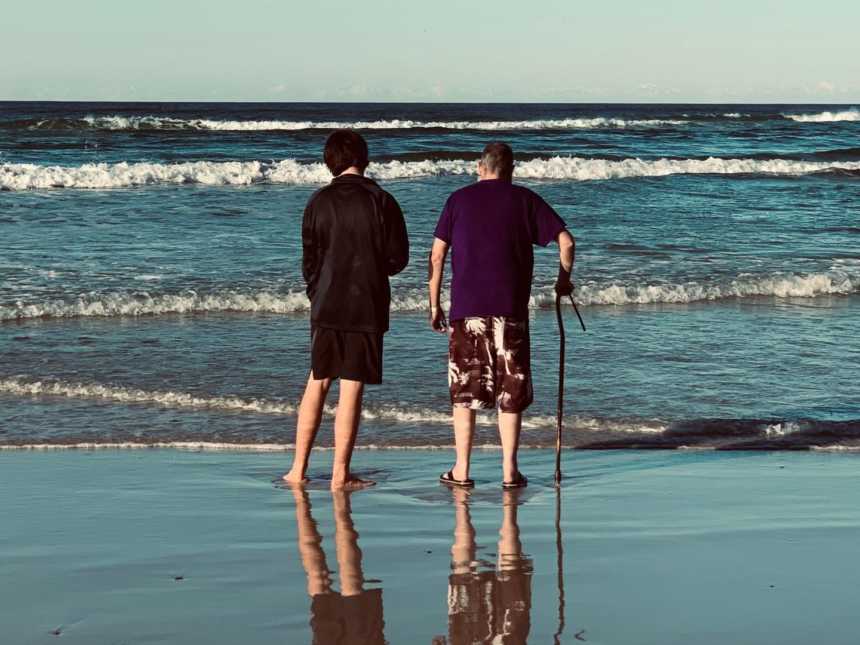 Man with terminal illness enjoys final days on beach with friends