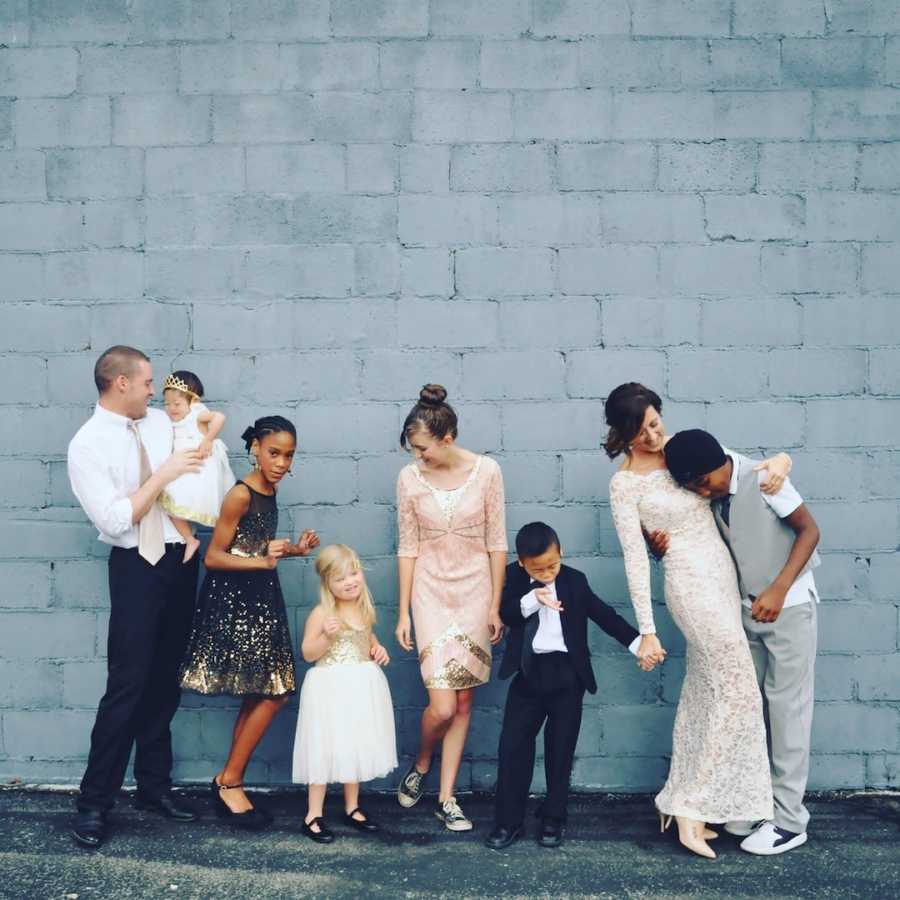 Family of 8 holding hands for family photo