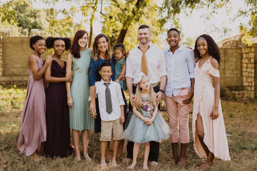 Family of 10 taking family photo outside