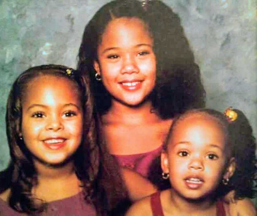 三个年轻的姐妹微笑着拍照