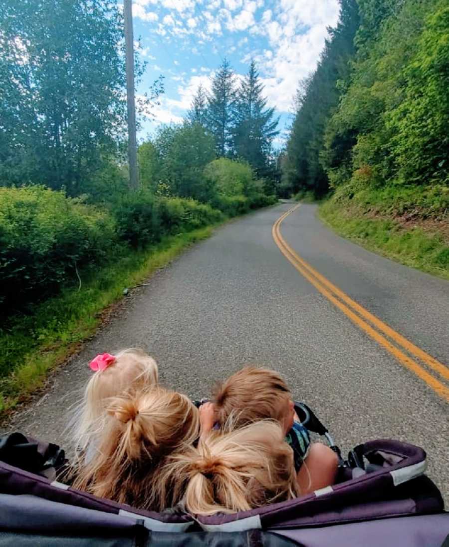 Bonus dad of four pushes all of his kids in a stroller during a scenic run