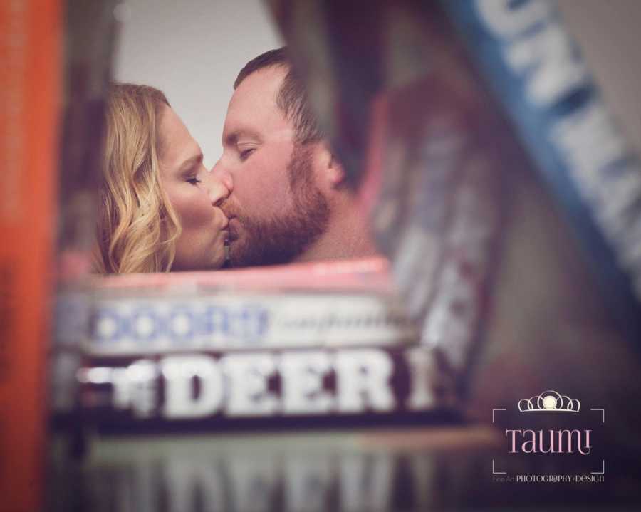 Couple take aesthetic photo of them sharing a sweet smooch