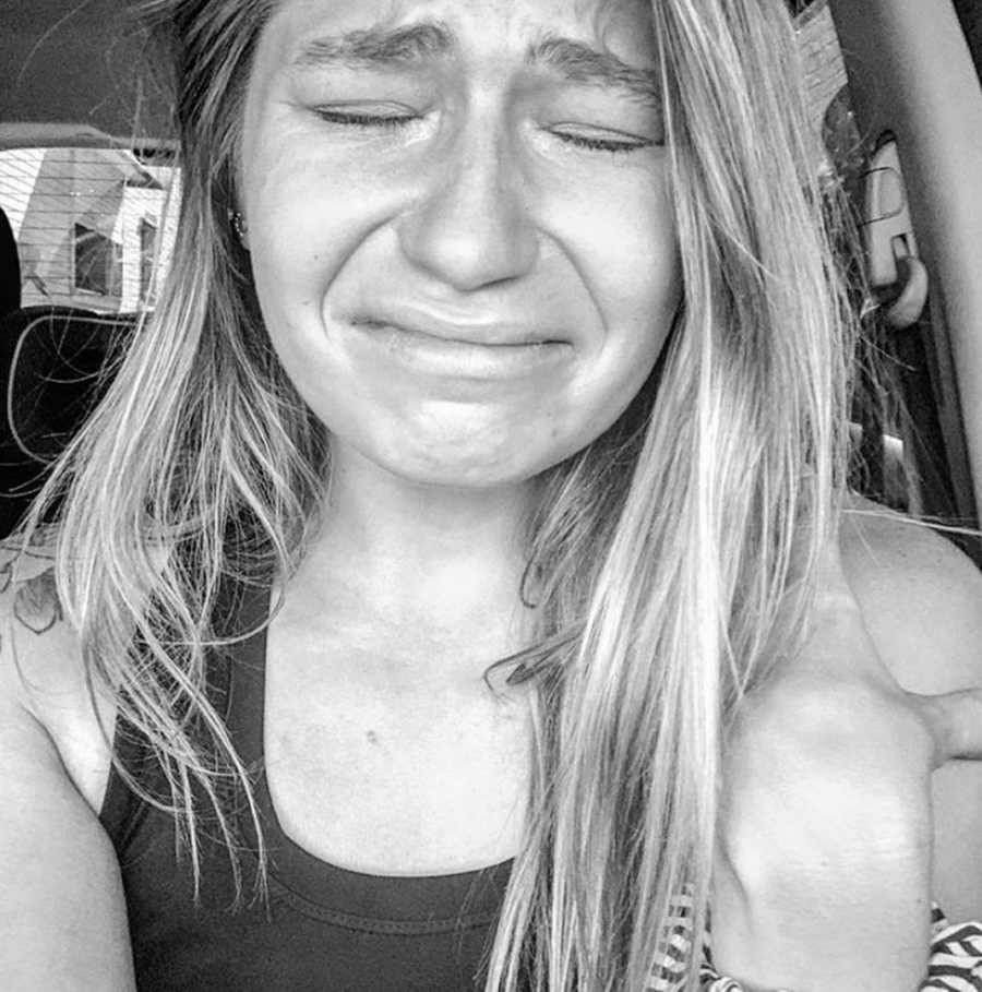 Woman trying to get pregnant takes real, raw photo of her crying in the car