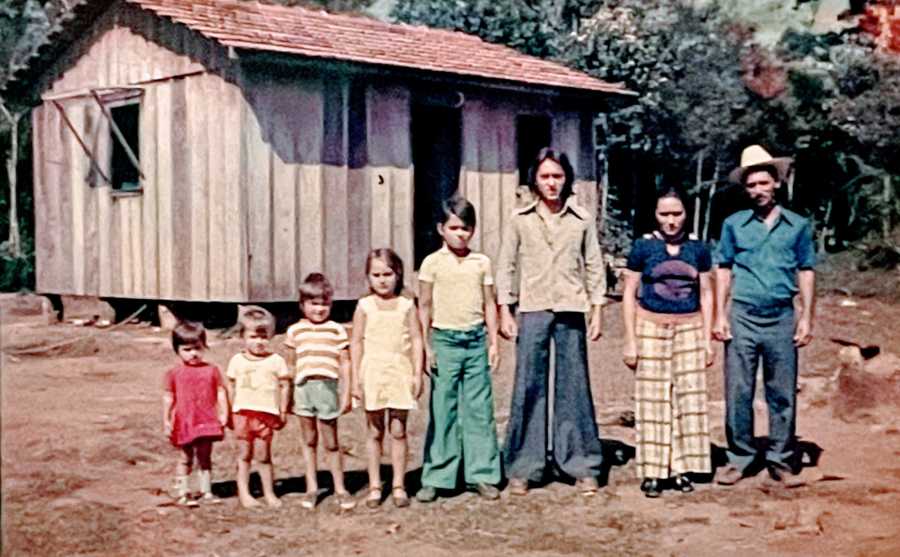 Old family photo of 6 kids lined up by age next to their parents