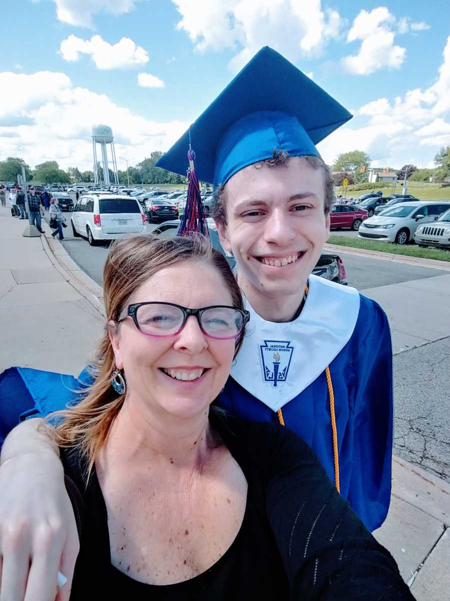 Mom takes a selfie with her autistic son at his high school graduation