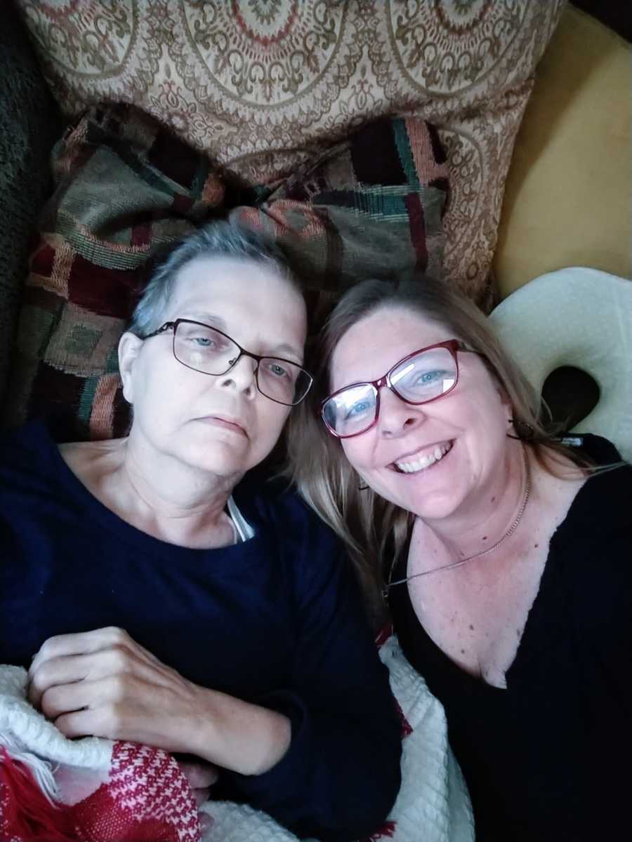 Woman takes a selfie with her unwell mother that she admires greatly