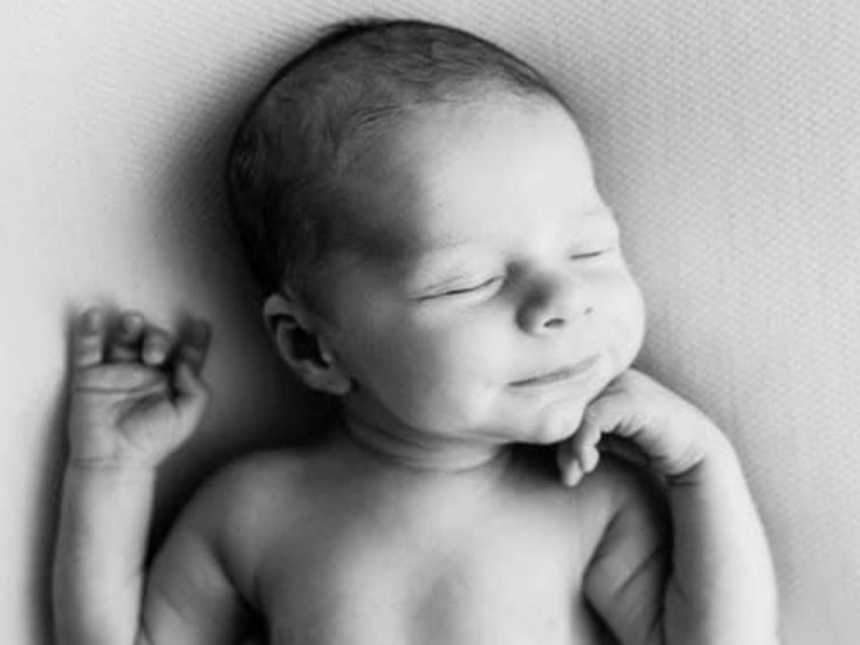 新生男婴微笑在他睡觉