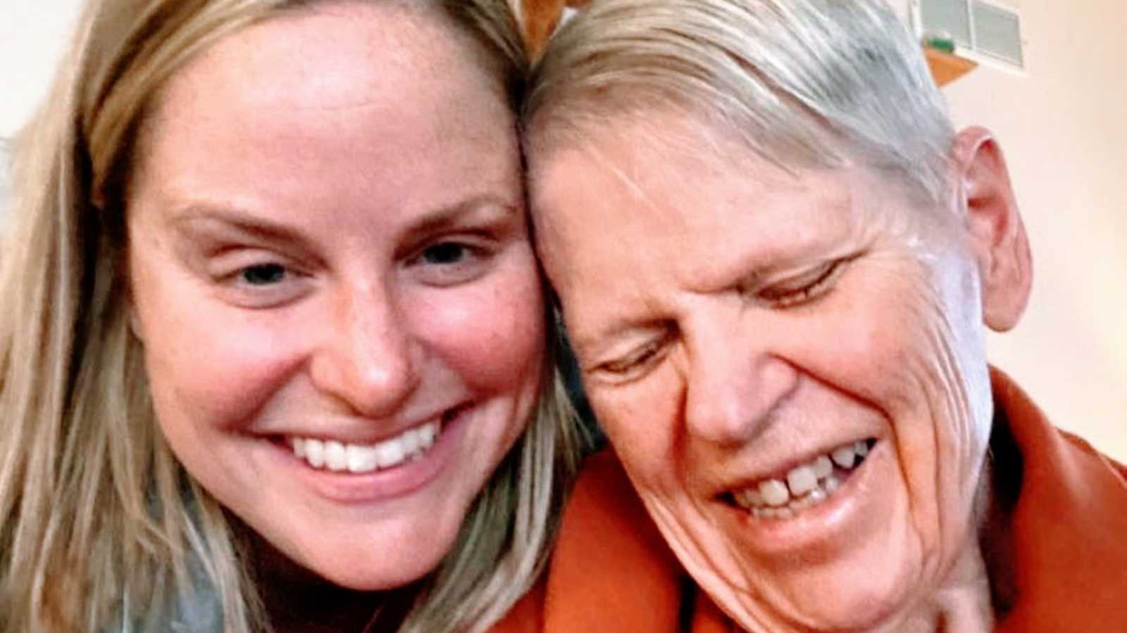 Woman takes sweet selfie with mom fighting Alzheimer's disease