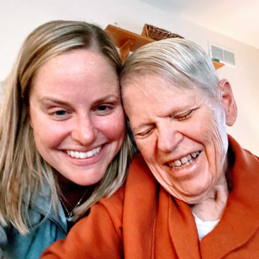 Daughter takes a sweet selfie with her mom who's battling Alzheimer's