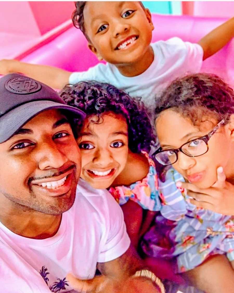 Single dad takes colorful selfie with his two older daughters and young son