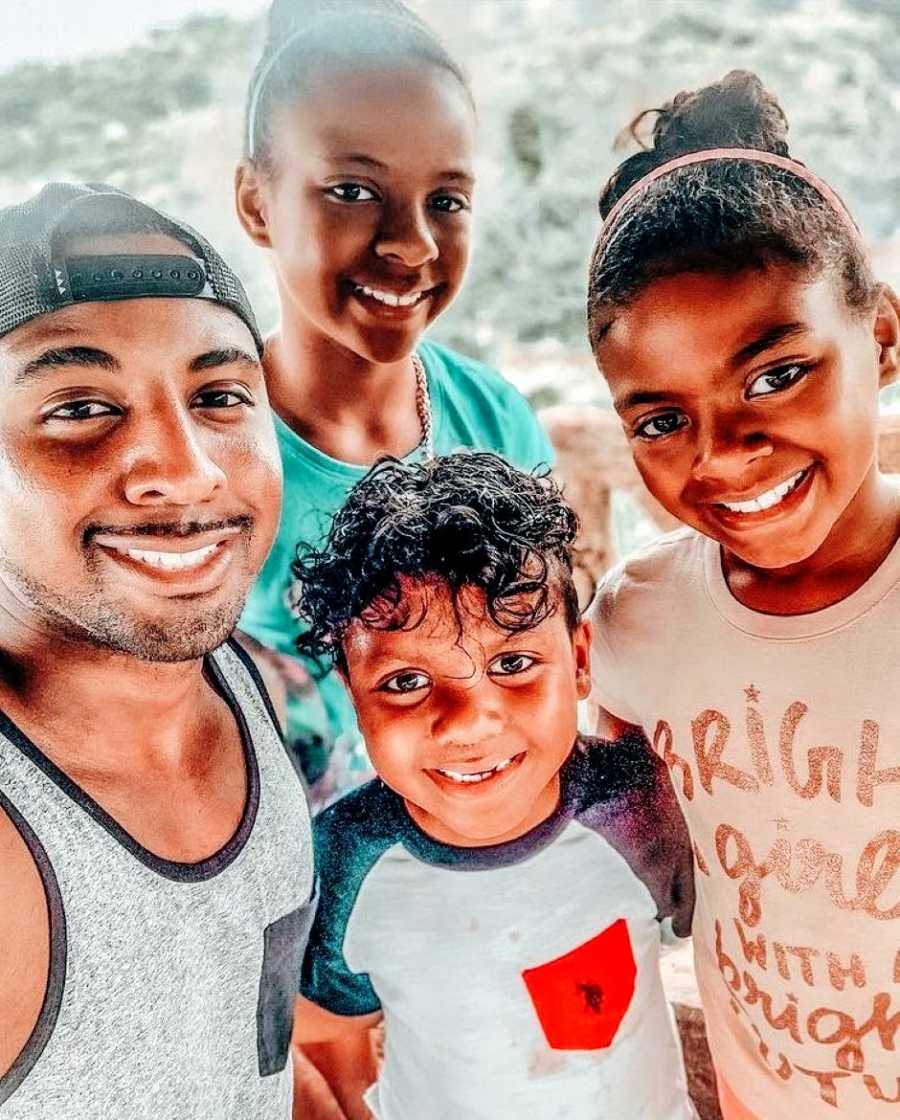 Single dad takes up close selfie with his three children