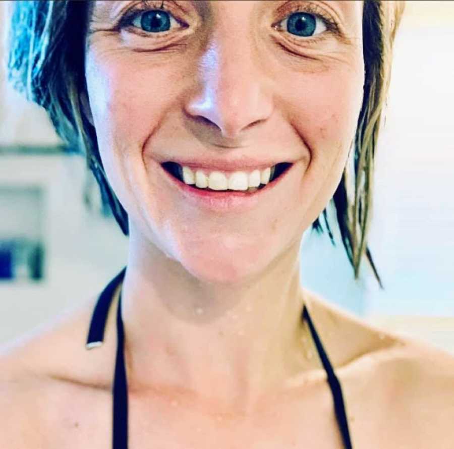 Mom of 3 takes a selfie after getting out of the pool, embracing her natural look